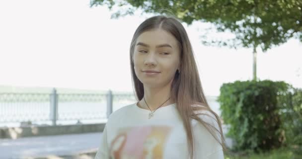 Retrato de jovem mulher atraente que sorrindo e olhando para a câmera. Rapariga alegre. Fechar — Vídeo de Stock