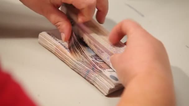 Wattenvulsel van geld met zijn handen tellen. — Stockvideo