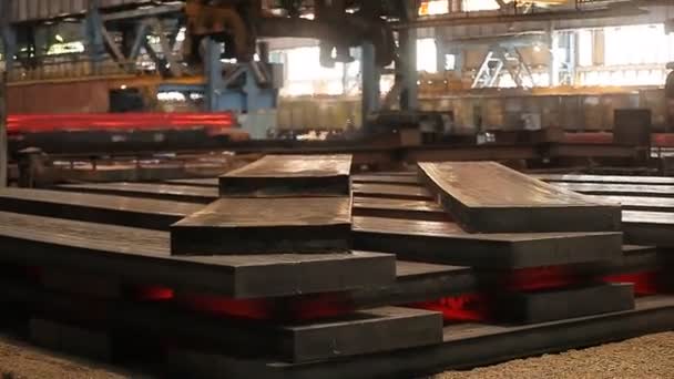 Estrazione e forgiatura di metalli. Grandi acciaierie. Fabbrica di metalli laminati . — Video Stock
