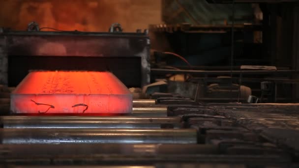 Maden ve metal dövme. Büyük çelik işletmeleri. Metal fabrika haddelenmiş. — Stok video