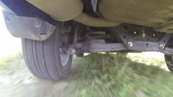 車の下で撮影 車の懸濁液 — ストック動画