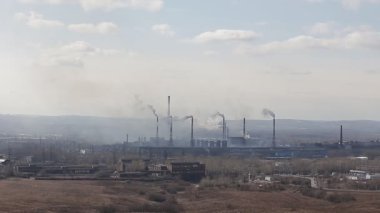 Kalın duman bir tüp ile sanayi bölgesi Fabrika bacaları döktü.