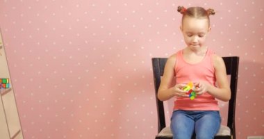 Çocuk toplar Rubiks küp bulmaca