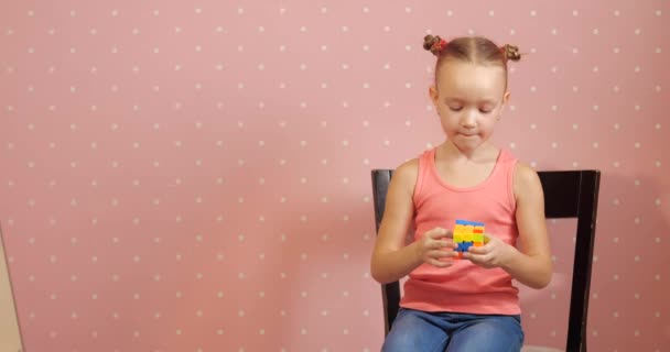 Barn samlar pussel Rubiks kub — Stockvideo