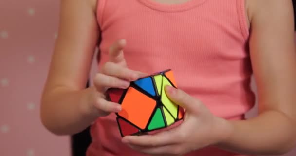 Barn Samlar Pussel Rubiks Kub Klassiska Tärningar — Stockvideo