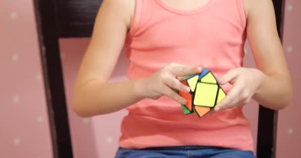 Bambino raccoglie puzzle Rubiks cubo — Video Stock