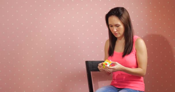 Flicka samlar pussel Rubiks kub — Stockvideo