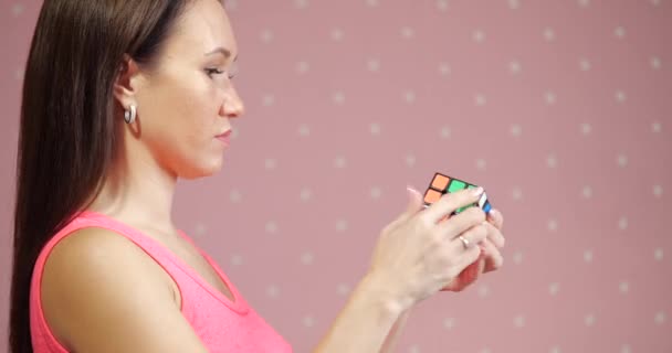 Flicka samlar pussel Rubiks kub — Stockvideo