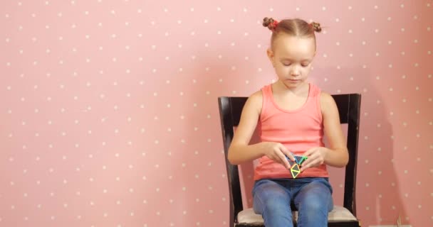 Barn samlar pussel Rubiks kub — Stockvideo