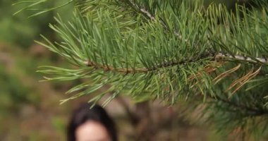 Mutlu kız parkta bir bankta oturan telefon, uzun esmer saçlı olan kadın.