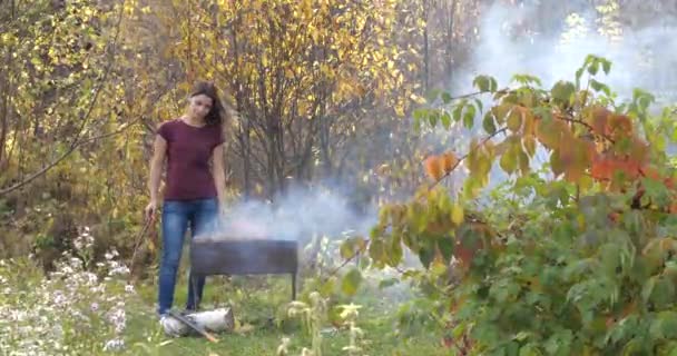 Chica cocinando carne en la parrilla. Cocinar. Cocinero — Vídeo de stock