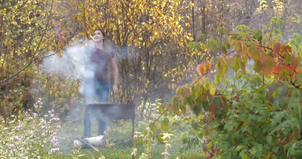 Rapariga a cozinhar carne na grelha. Cozinhar. Cozinheiro — Vídeo de Stock