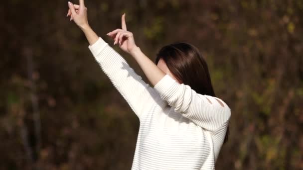 Fröhliche Mädchen tanzen im Park. gelbes Laub — Stockvideo