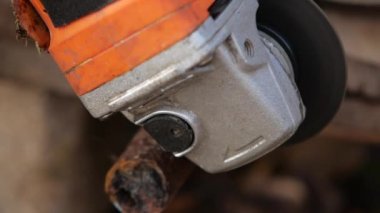 İşçi metal yapı ile Bileme Makinası keser..