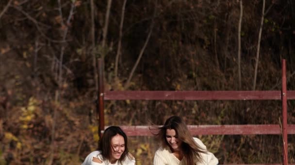 Deux filles heureuses avec des feuilles dans le parc. Feuillage jaune 