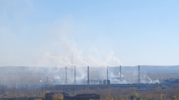 Industriegebied met een buis van dikke rook gegoten uit fabriek schoorstenen. — Stockvideo