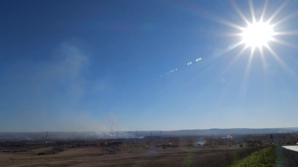 Zona industrial con un tubo de humo espeso vertido de chimeneas de fábrica . — Vídeos de Stock