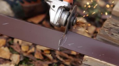 İşçi metal yapı ile Bileme Makinası keser..