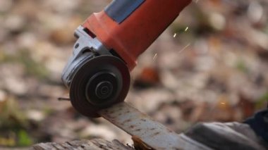Çalışan bir Bileme Makinası ile metal yapı keser. Sparks. ağır çekim. Metal
