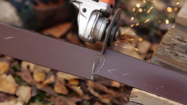 Worker cuts the metal structure with a grinding machine. — Stock Video