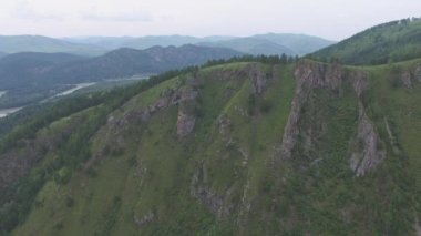 Bir dron ile bir dağ hava video.