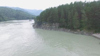 Hava fotoğrafçılığı bir dron ile bir dağ nehir. Dağlık alanda