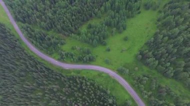 Bir dron ile bir dağ hava video.