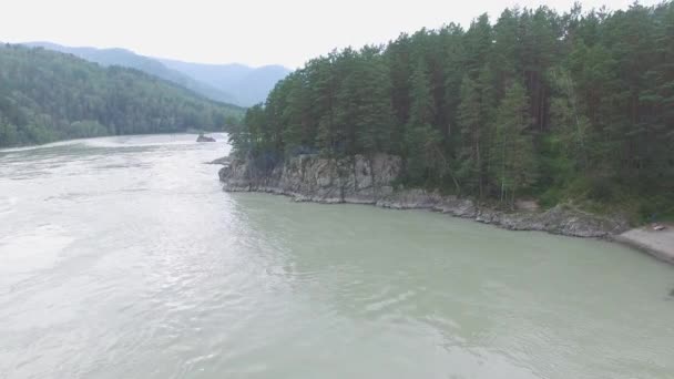 Fotografía aérea en un río de montaña, con un dron. Zona montañosa — Vídeo de stock