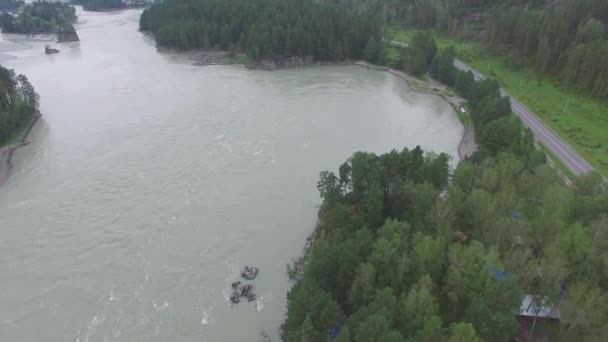 Аэрофотосъемка в горной реке с беспилотником. Горный массив — стоковое видео