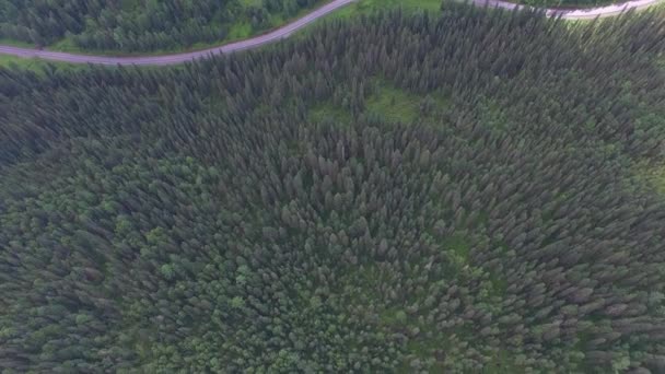 Aerial video i en bergskedja, med en drönare. — Stockvideo