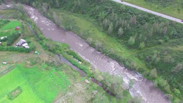 Fotografía aérea en la carretera en el bosque, con un dron. Zona montañosa — Vídeo de stock