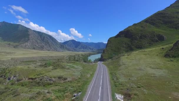 Fotografia aérea em um rio de montanha, com um drone. Zona montanhosa — Vídeo de Stock