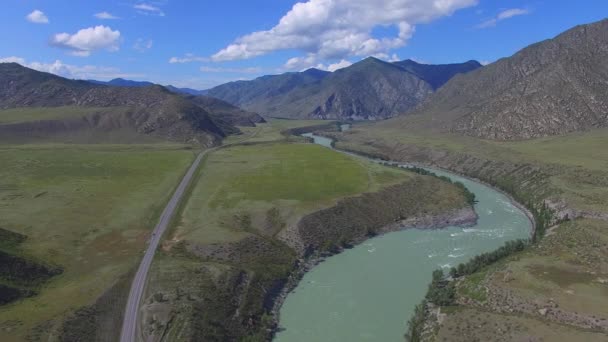 Fotografía aérea en un río de montaña, con un dron. Zona montañosa — Vídeos de Stock