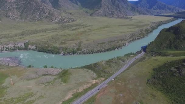 Fotografía aérea en un río de montaña, con un dron. Zona montañosa — Vídeos de Stock