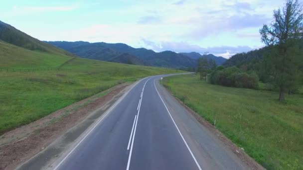 空中摄影在树林中的道路上, 用无人机。山区 — 图库视频影像