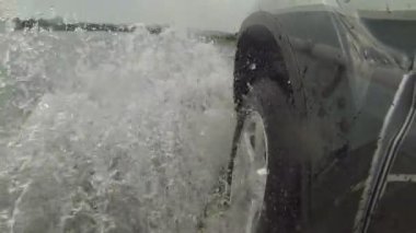 Arabanın ön tekerlek. yüksek hızda su spreyi. Jantlar sprey