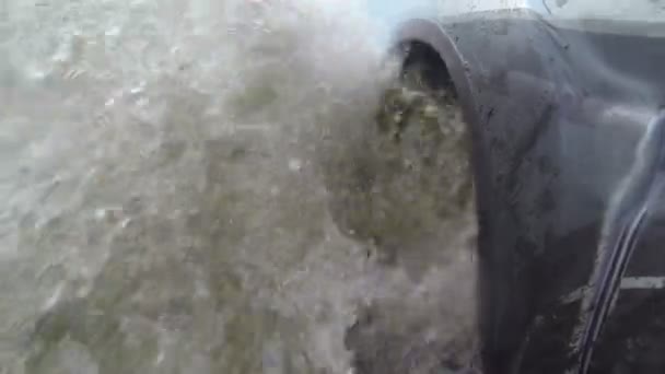 Das Vorderrad des Autos. Wasser sprühen mit hoher Geschwindigkeit. die Gischt von den Rädern — Stockvideo