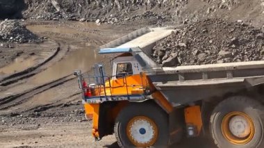 Damperli kamyon kömür taşır. Kömür çukur