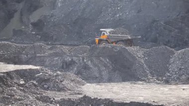 Damperli kamyon kömür taşır. Kömür çukur