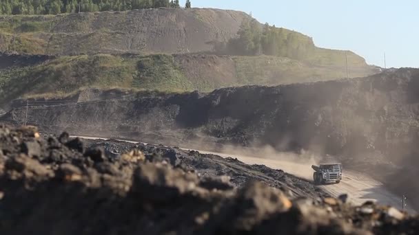 Caminhão de descarga carrega carvão. poço de carvão — Vídeo de Stock