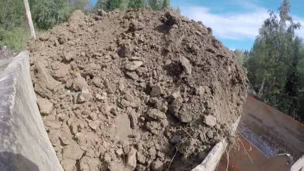 Carregador carrega caminhão basculante — Vídeo de Stock