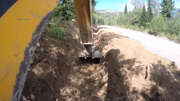 Escavatore con secchio scavare una trincea — Video Stock