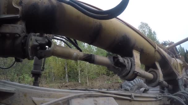 Plan rapproché de l'arbre à cardan. Équipement surdimensionné . — Video