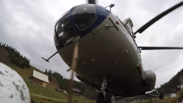 Décollage de l'hélicoptère sur terrain accidenté . — Video