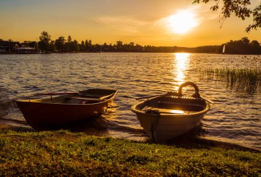 Trakai Kalesi - popüler bir turizm Litvanya tarafından tekneler