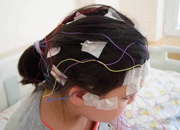 Kız kafasını tıbbi test için bağlı Eeg elektrotlar ile — Stok fotoğraf