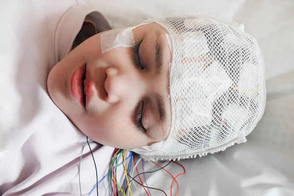 Chica con electrodos EEG unidos a la cabeza para la prueba médica — Foto de Stock