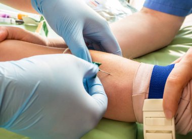 Kan örneği ven bir çocuğun üzerinden alarak hemşire