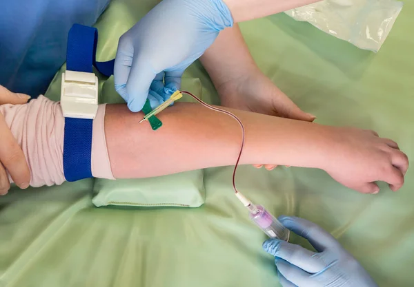 Enfermera que toma muestras de sangre de la vena de un niño — Foto de Stock