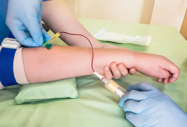 Enfermera que toma muestras de sangre de la vena de un niño — Foto de Stock